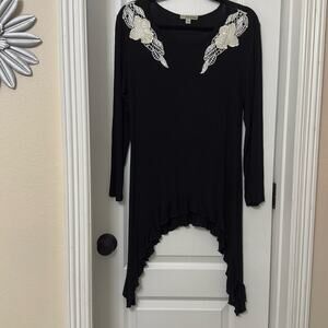 Ana & kate black and white rose patch long sleeve with flutter hem size L